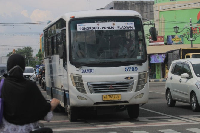 BEROPERASI LAGI: Armada Djawatan Angkoetan Motor Repoeblik Indonesia (DAMRI) kembali mengaspal. (AJI PUTRA/RADAR PONOROGO)