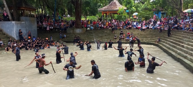 HORMATI LELUHUR: Sejumlah warga mengikuti tradisi samplukan yang menjadi rangkaian upacara Keduk Beji di Sendang Tawun, Kasreman, kemarin.  (ASEP SYAEFUL/RADAR NGAWI)