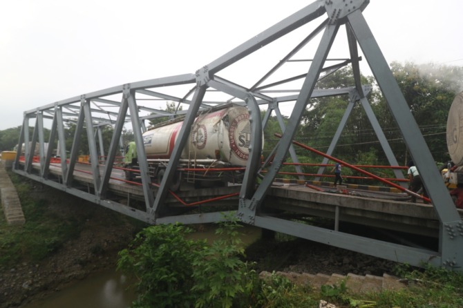 GAGAL MENANJAK: Buritan truk muatan puluhan ton semen menghantam railing Jembatan Ngantru, Ngawi, Rabu dini hari. (R. RENDRA BAGUS/JAWA POS RADAR NGAWI)