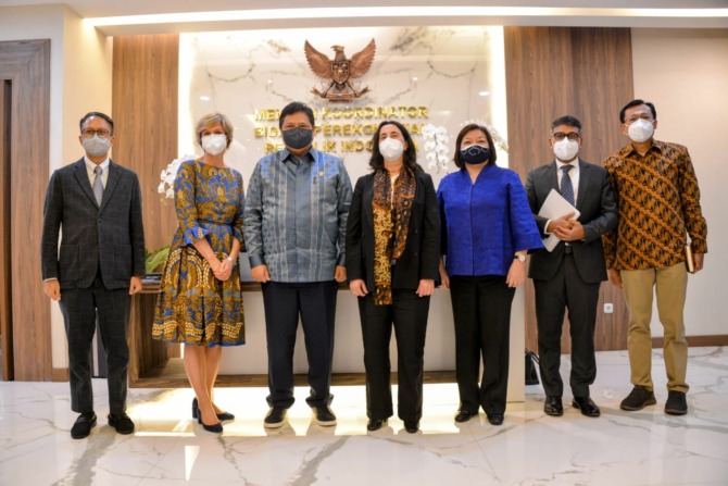 Menteri Koordinator Bidang Perekonomian Airlangga Hartarto menerima audiensi Vice President of the World Bank for East Asia and Pacific Manuela Manuela V. Ferro di Jakarta, Kamis (10/2). (ISTIMEWA)