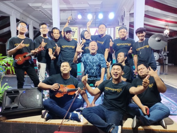 MENIKMATI: Sukoroncong saat tampil di Padepokan Seni Kirun beberapa waktu lalu. (ISTIMEWA)