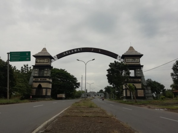 MERANA: Kondisi gapura perbatasan Kabupaten Madiun-Nganjuk tak terawat. DLH mengklaim tak ada anggaran untuk memperbaiki kerusakan. (DENI KURNIAWAN/JAWA POS RADAR CARUBAN)