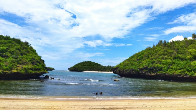 HEALING: Pantai Brecak cocok bagi wisatawan yang tak terlampau suka keramaian. (SUGENG DWI NURCAHYO/JAWA POS RADAR PACITAN)