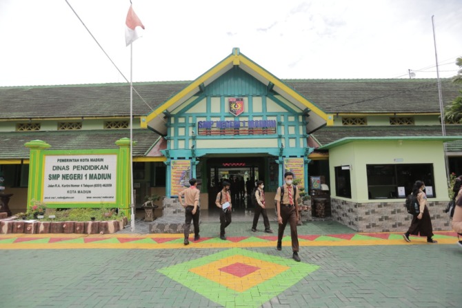 SEKOLAH KOMPLEKS: SMPN 3 dan SMPN 13 bakal di-regrouping menjadi SMPN 1 Kota Madiun. Saat ini progresnya masih dalam kajian Universitas Negeri Surabaya. (BAGAS BIMANTARA/JAWA POS RADAR MADIUN)