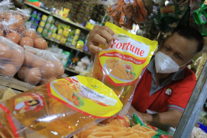 JADI REBUTAN: Kebijakan satu harga migor belum berjalan maksimal. (BAGAS BIMANTARA/JAWA POS RADAR MADIUN)