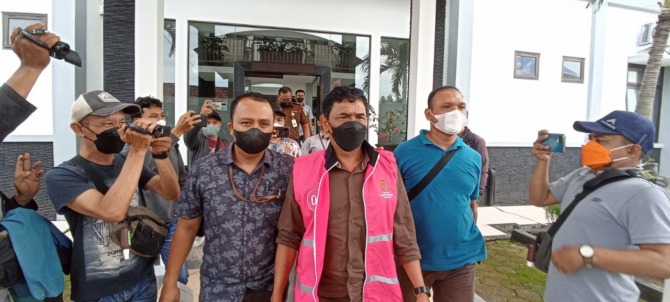 KENA BATUNYA: Dengan mengenakan rompi tahanan, Kades Kalangketi Supangat dikeler keluar dari kantor Kejari Magetan kemarin (15/2). (ERWIN SUGANDA/JAWA POS RADAR MAGETAN)