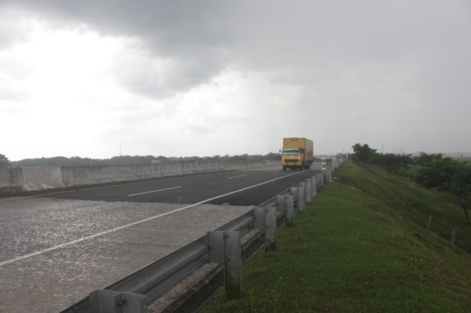 DIPASANG TIGA BULAN LALU: Warga menunjukkan patok kayu proyek tol Ngaroban di sebelah timur tol Soker masuk Desa Dempel, Geneng, kemarin. (ASEP SYAEFUL BACHRI/JAWA POS RADAR NGAWI)