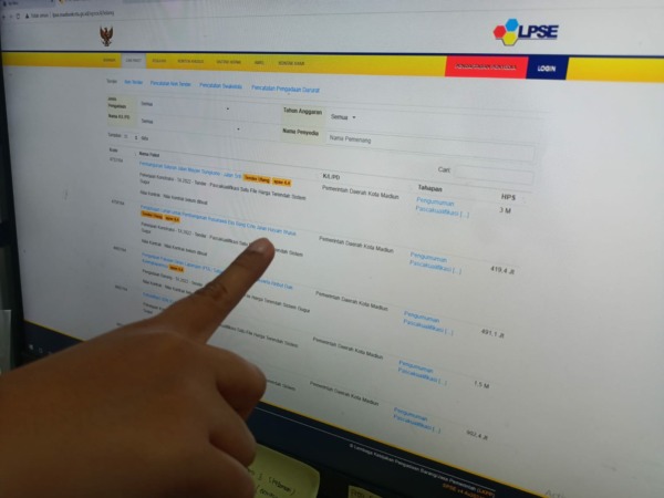 LELANG: Daftar paket pekerjaan Pemkot Madiun yang telah naik lelang di LPSE. (HENGKY RISTANTO/RADAR MADIUN)