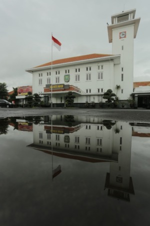 BERSEJARAH: Gedung Balai Kota Madiun tampak megah. (BAGAS BIMANTARA/JAWA POS RADAR MADIUN)
