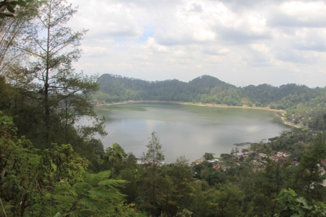 AYO KE PONOROGO: Objek wisata Telaga Ngebel menjadi tumpuan utama Pemkab Ponorogo dalam meraup pendapatan dari sektor pariwisata. (BAGAS BIMANTARA/RADAR MADIUN)