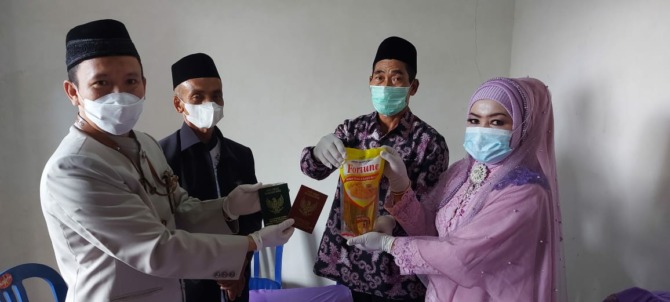 MARRIED: Akad nikah antara Supandi dan Sumiarti, keduanya warga Desa Suru, Sooko, Ponorogo, memilih maskawin berupa satu liter minyak goreng merek Fortune. (AJI PUTRA/RADAR PONOROGO)