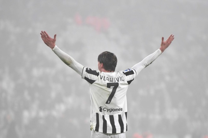 Dusan Vlahovic mencetak gol debutnya di Liga Champions saat Juventus menghadapi tuan rumah Villareal dini hari tadi (23/2). (Twitter Fabrizio Romano)
