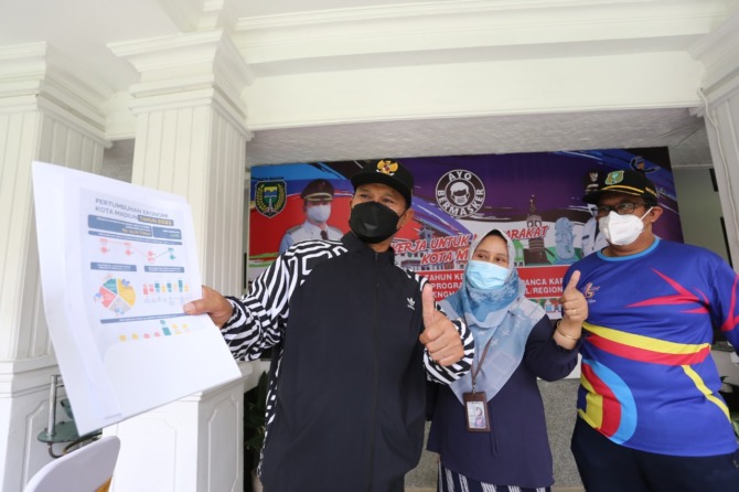 Wali Kota Madiun Maidi merilisi hasil penghitungan BPS soal pertumbuhan ekonomi daerah sepanjang 2021 kemarin (22/2). (BAGAS BIMANTARA/RADAR MADIUN)