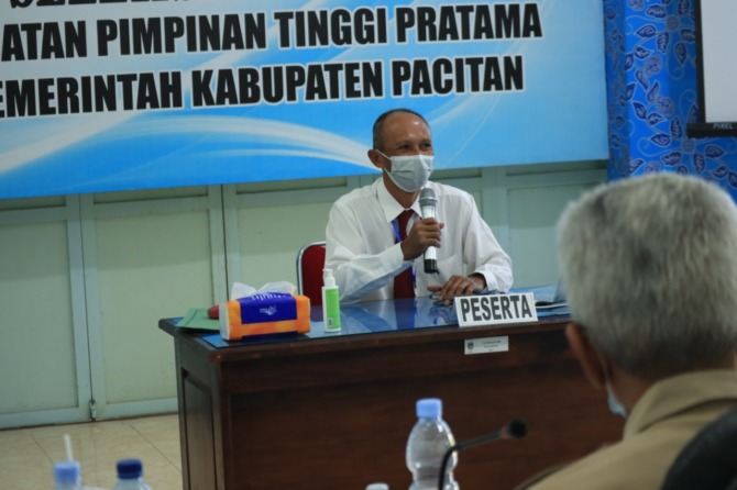 PRESENTASI: Camat Nawangan Sukarwan melamar posisi kepala dinas pemberdayaan masyarakat dan desa. (SUGENG DWI N./JAWA POS RADAR PACITAN)