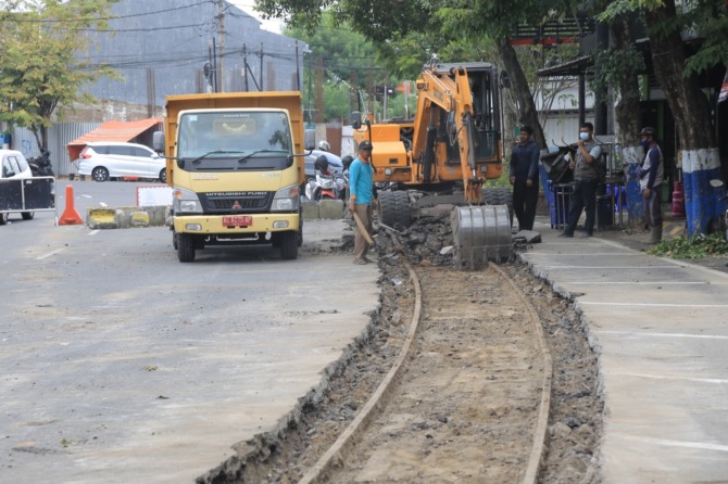 HIDUPKAN SEJARAH: Sebagian ruas Jalan Bogowonto dibongkar kemarin (25/2). Pemkot, KAI, dan Inka berencana membangun kawasan kuliner dan edukasi di kawasan ini. (BAGAS BIMANTARA/JAWA POS RADAR MADIUN)