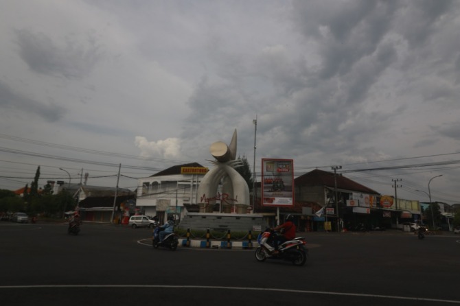 RUSAK: Tugu Kartonyono, Ngawi, berhenti berputar sejak awal Januari lalu. (R. BAGUS RAHADI/JAWA POS RADAR NGAWI)