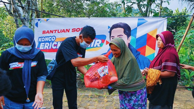 ERICK FOR PRESIDEN: Relawan Konco Erick Thohir memberikan bantuan sembako untuk masyarakat Pacitan. (ISTIMEWA)