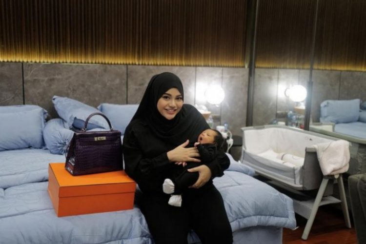 Atta Halilintar berikan tas mewah untuk Aurel Hermansyah. (Instagram @aurelie.hermansyah)