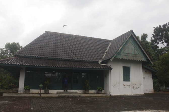 PERJUANGAN: Rumah peninggalan dr Radjiman Wedyodiningrat di Ngawi berpotensi dikelola secara profesional untuk wisata sejarah. (ASEP SYAEFUL/RADAR NGAWI)
