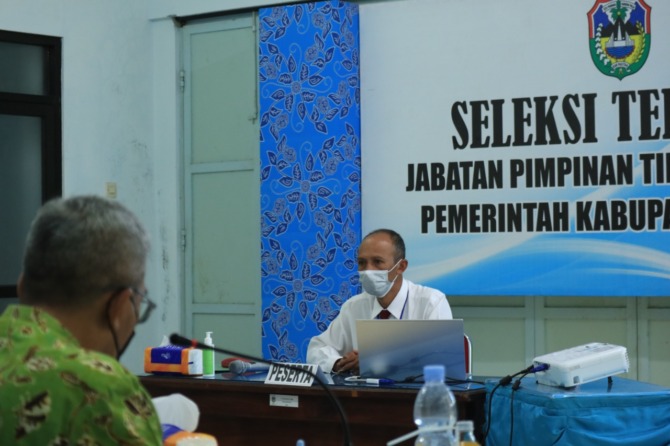 FIT AND PROPER TEST: Seorang peserta lelang JPTP Pemkab Pacitan mengikuti tes wawancara dengan BKD Jatim. (SUGENG DWI N/RADAR PACITAN)