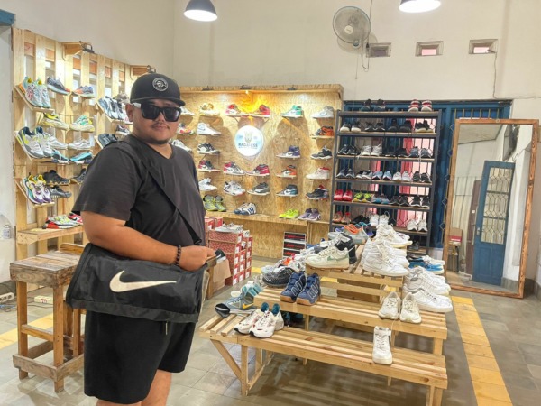 THRIFTING: Satrio Pringgodani jitu menangkap peluang bisnis sepatu bekas berkelas. (IGO FOR JAWA POS RADAR PONOROGO)