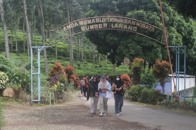 TURUN: Agrowisata Kebun Teh Jamus, Ngawi, sepi pengunjung di momen libur panjang pekan ini. (ASEP SYAEFUL BACHRI/JAWA POS RADAR NGAWI)