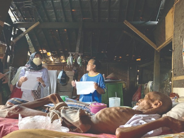 KURUS KERING: Warno kini hanya bisa melewatkan hari-harinya di ranjang akibat penyakit yang dideritanya. (MOH. RUSYDAN AKROMU NIAM/JAWA POS RADAR CARUBAN)