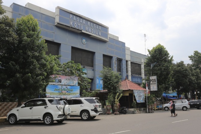 LENGANG: Pasar Besar Madiun bakal direvitalisasi bareng dengan dua pasar lainnya pada tahun ini dengan anggaran masing-masing sekitar Rp 200 juta. (BAGAS BIMANTARA/JAWA POS RADAR MADIUN)