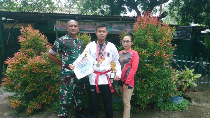 POTENSIAL: Pilihan Richardson Aloisius Ale Killo menekuni taekwondo didukung penuh kedua orang tuanya. (RONAA NISA/JAWA POS RADAR MADIUN)