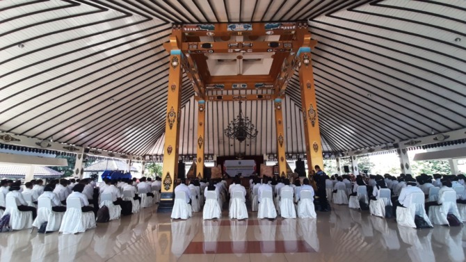 DILANTIK: 262 guru menerima SK PPPK di Pendapa Surya Graha beberapa waktu lalu. (Dok/JAWA POS RADAR MAGETAN)