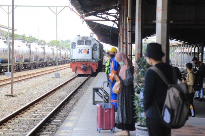 TIDAK RIBET: Pelaku perjalanan dengan kereta api jarak jauh tidak lagi wajib rapid test antigen atau PCR asal sudah vaksinasi lengkap dan booster. (BAGAS BIMANTARA/JAWA POS RADAR MADIUN)