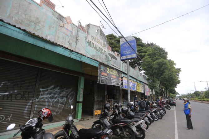 MASIH KOSONG: Belum ada pedagang yang menempati kios di Pasar Mojorejo yang dialihfungsikan untuk pasar barang antik, Kamis (10/3). (BAGAS BIMANTARA/JAWA POS RADAR MADIUN)