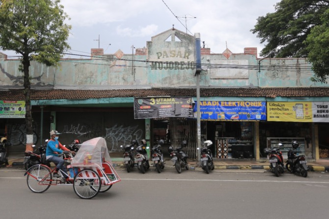 TAMPAK DEPAN: Pemkot menyediakan kios khusus di dalam Pasar Mojorejo untuk memfasilitasi pedagang barang antik. (BAGAS BIMANTARA/JAWA POS RADAR MADIUN)