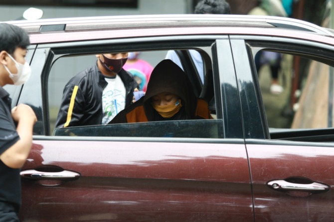 STOP BULLYING: NN, 15, pulang dijemput dari Puskesmas Ngrambe setelah dirawat dua hari karena penyakit depresinya kambuh. (R. BAGUS RAHADI/JAWA POS RADAR NGAWI)