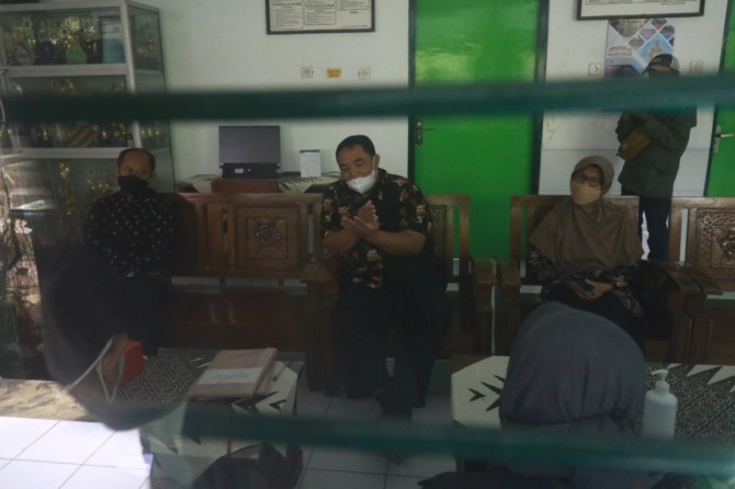 PELAKU HANYA DIBINA: Pihak SMPN 3 Ngrambe memberikan keterangan kepada awak media kemarin. (R. BAGUS RAHADI/JAWA POS RADAR NGAWI)