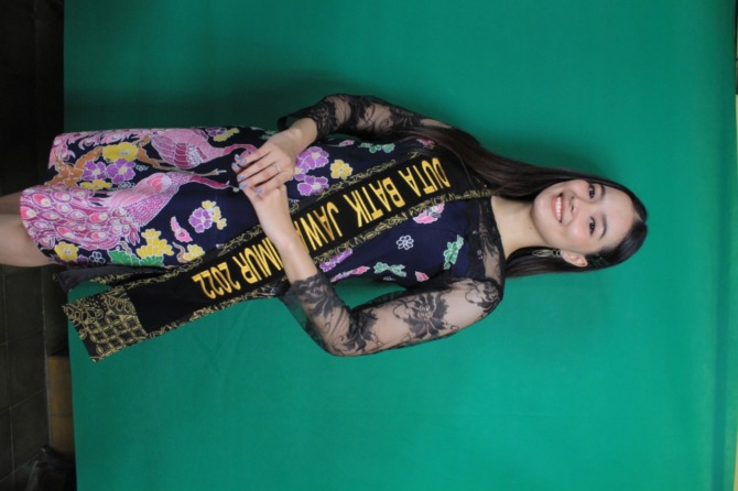 MEMBANGGAKAN: Hashifa Tsanianty terpilih menjadi Duta Batik Jatim 2022 setelah menyisihkan 60 peserta lainnya. (AJI PUTRA/JAWA POS RADAR PONOROGO)