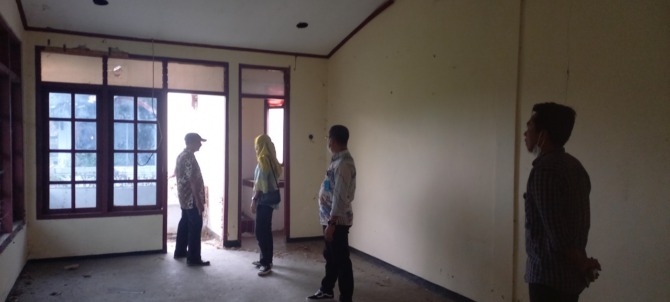 TAHAP PERTAMA: DPUPR Ngawi mengecek kondisi bangunan untuk direhabilitasi sebagai dua kantor pendukung mal pelayanan publik. (R. BAGUS RAHADI/JAWA POS RADAR NGAWI)