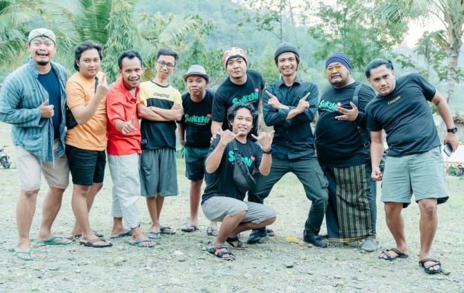 KONSISTEN: Personel Sukeni Entertainment kompak foto bareng di sela syuting. (SUKENI ENTERTAINMENT FOR JAWA POS RADAR PACITAN)