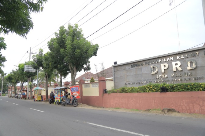 PINGGIRAN: PKL sepanjang Jalan Taman Praja bakal dipindah bertahap seiring rencana dibangunnya pedestrian di kawasan tersebut. (BAGAS BIMANTARA/JAWA POS RADAR MADIUN)