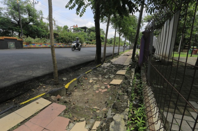 KURANG MULUS: Lima ruas jalan nasional akan diperbaiki tahun ini. Sementara sebagian Jalan Basuki Rahmat sepanjang 630 meter bakal dilebarkan. (BAGAS BIMANTARA/JAWA POS RADAR MADIUN)