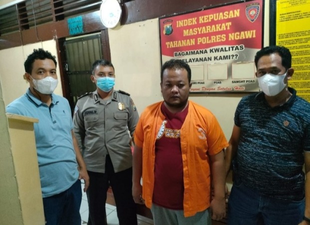KENA BATUNYA: Kades Ngujung, Maospati, Eko Prasetyo kala diamankan Polsek Geneng atas kasus dugaan penipuan pembelian sapi.  (ISTIMEWA)