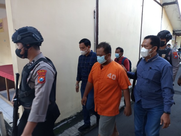 RILIS PERS: Kades Ngujung Eko Prasetyo ditahan di Mapolres Ngawi atas kasus dugaan penipuan jual-beli hewan ternak. (FAIZAL AMJAD/JAWA POS RADAR NGAWI)