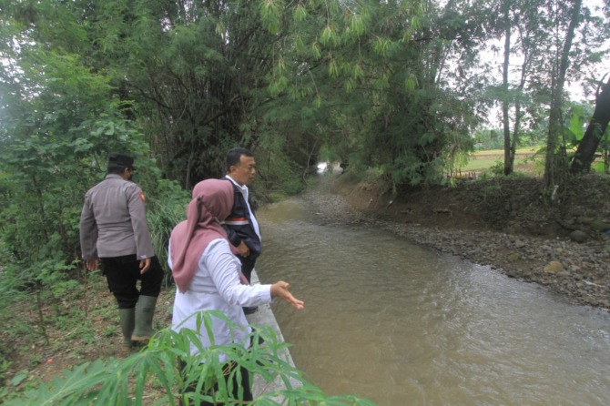 KALI SONO: Derasnya daerah aliran sungai (DAS) Solo itu mengancam rumah dan persawahan di Maguwan. (AJI PUTRA/JAWA POS RADAR PONOROGO)