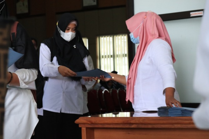 SURAT KETETAPAN: CPNS angkatan 2021 mendapatkan SK di Gedung Karya Darma, Rabu lalu (16/3). (SUGENG DWI N./JAWA POS RADAR PACITAN)