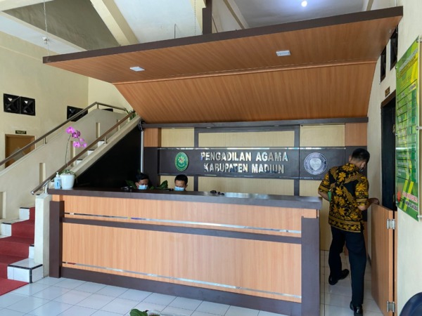 BELUM WAKTUNYA: Pernikahan dini berpotensi memunculkan problem psikologis maupun ekonomi. (M. R. AKROMU NIAM/JAWA POS RADAR CARUBAN)