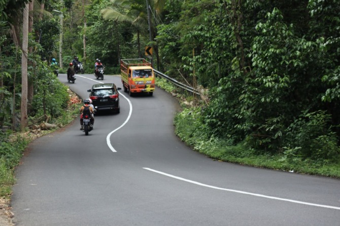 DIRATAKAN: Tanjakan Mloko, Sedeng, menjadi salah satu jalur tengkorak Pacitan menuju Pringkuku. (SUGENG DWI N./JAWA POS RADAR PACITAN)
