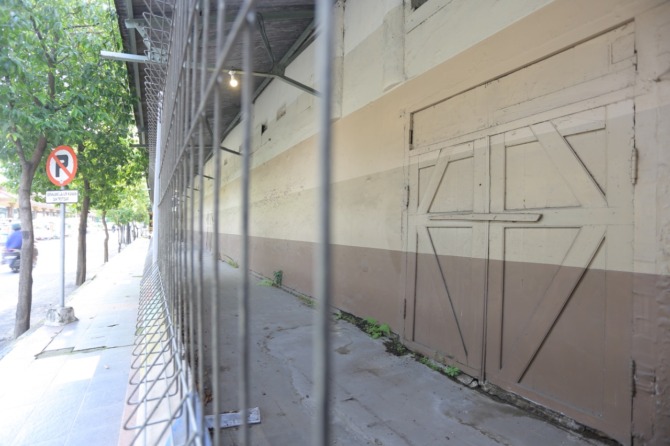 RIWAYATMU KINI: Pintu kayu berukuran lebar di muka Bioskop Arjuna sudah tertutup rapat sejak 1990-an silam. ((BAGAS BIMANTARA/JAWA POS RADAR MADIUN)