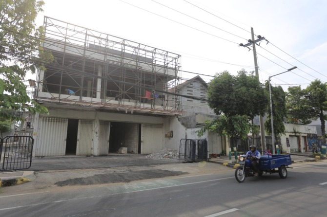 COMING SOON: Bangunan di kawasan Jalan Cokroaminoto yang disebut-sebut bakal menjadi gerai Starbucks atau Burger King dalam proses pembangunan. (BAGAS BIMANTARA/JAWA POS RADAR MADIUN)