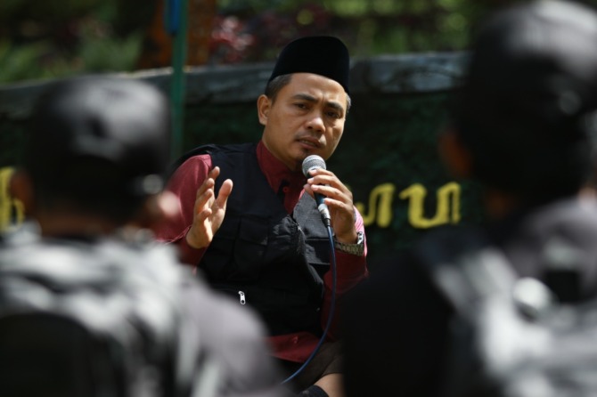 ANTISIPASI RADIKALISME: Ustad Jack Harun saat menyampaikan materi di depan para anggota Satgas Hutan Gunung Lawu kemarin. (R. BAGUS RAHADI/JAWA POS RADAR MAGETAN)