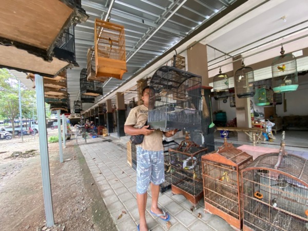 LENGANG: Sejumlah pedagang pasar burung Caruban memilih untuk menutup lapaknya akibat sepi pengunjung. (M.R. AKROMU NIAM/JAWA POS RADAR CARUBAN)
